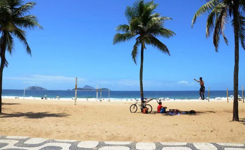 Leblon, Ipanema e Copacabana praias icônicas no estilo de vida carioca