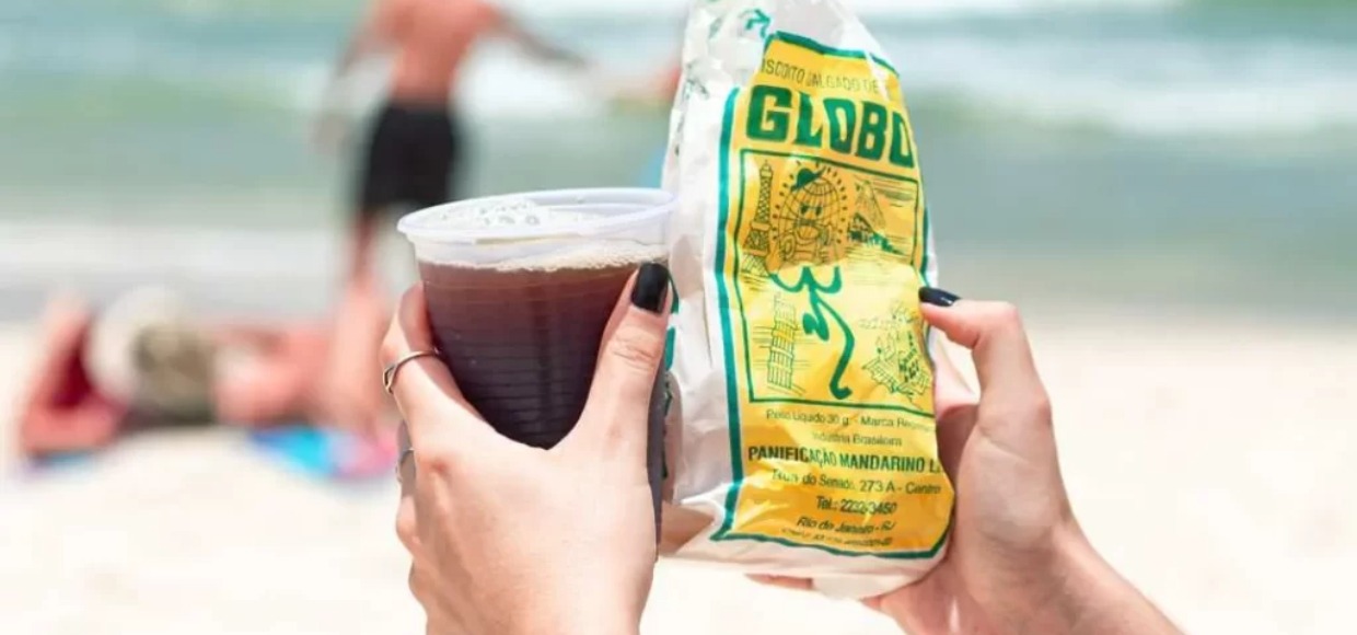 Comer na praia: do biscoito Globo à caipirinha