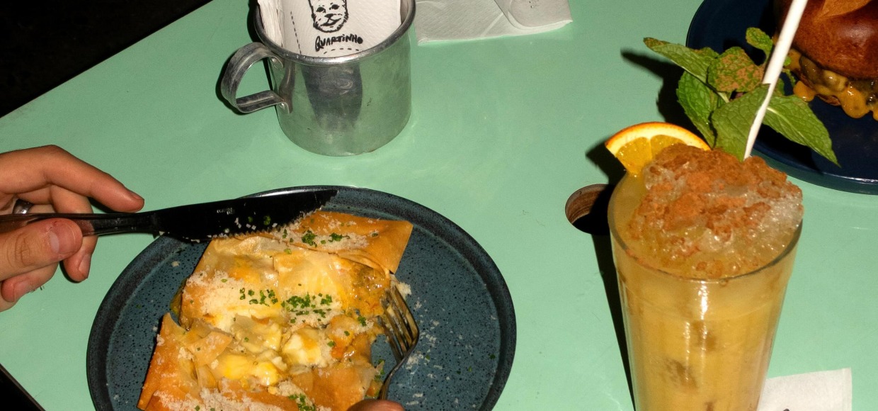 Quartinho: onde a noite começa na calçada e termina na pista